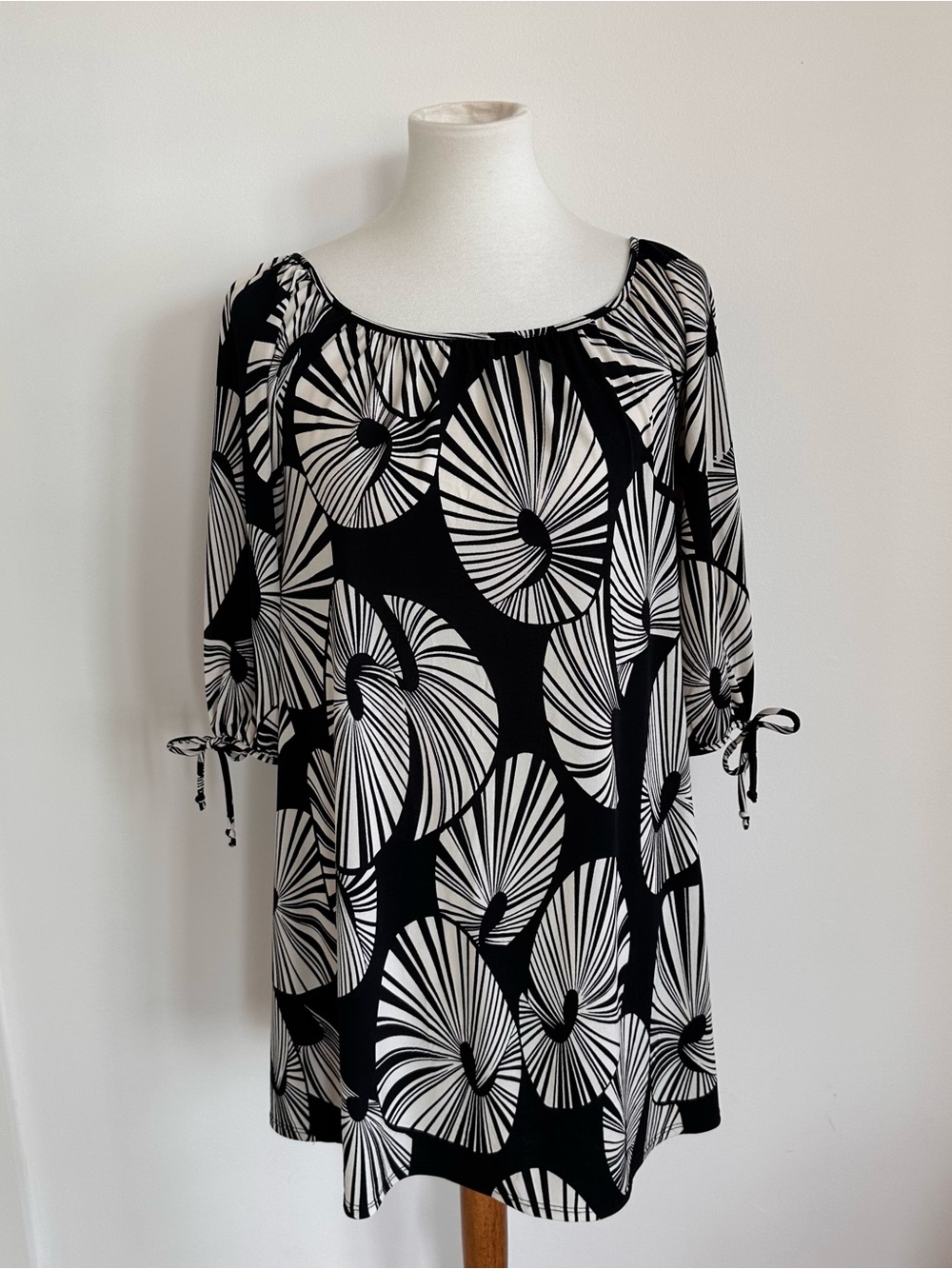 Lily Black & White Geometric Tie-Sleeve Women's Top Size Small